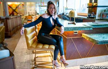 Roxi - Beautiful All Natural Amateur Milf