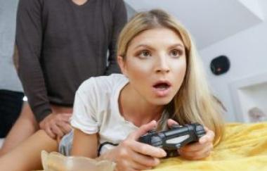 Gina Gerson - Gamer Girl Focus Exxxtrasmall